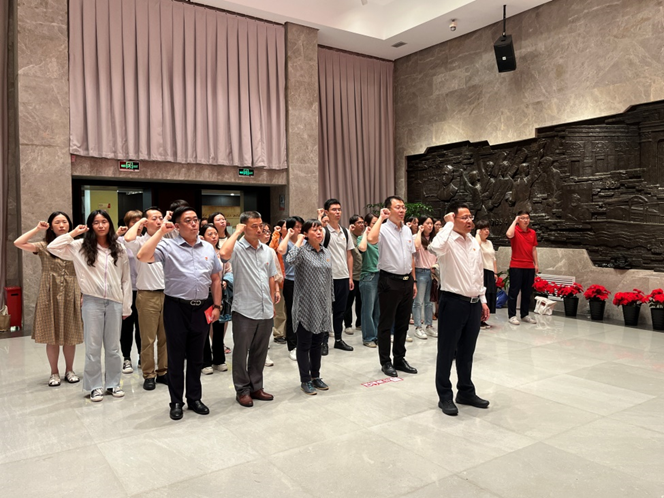 為進一步推動黨紀(jì)學(xué)習(xí)教育走深走實，6月6日下午，我院邀請上海師范大學(xué)張志丹教授作《中國共產(chǎn)黨紀(jì)律處分條例》（以下簡稱《條例》）的整體解讀。院領(lǐng)導(dǎo)班子成員、中層干部、黨員、入黨積極分子、部分民主黨派人士以及青年團員參會。 會上，張教授圍繞《條例》歷次修訂情況、新版《條例》的總則、分則、附則亮點展現(xiàn)以及如何貫徹落實《條例》三個方面作了系統(tǒng)梳理和整體解讀。整場報告會既有豐富的理論闡述，又有鮮活的案例剖析，為廣大黨員干部深刻理解和準(zhǔn)確把握《條例》，更好地把《條例》實踐要求落到實處，提供了有力指導(dǎo)。